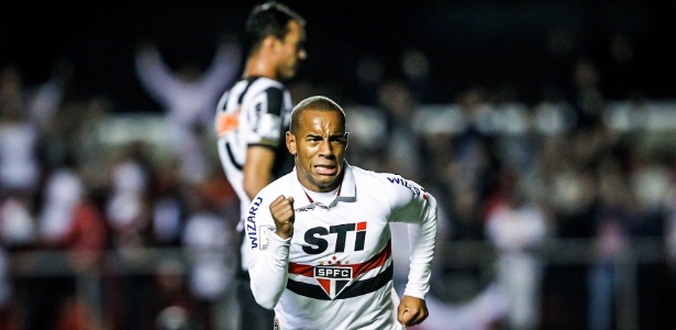 Ademilson comemora gol do São Paulo contra o Atlético-MG pela Libertadores