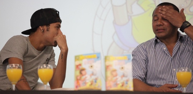 Neymar conversa com seu pai durante entrevista coletiva