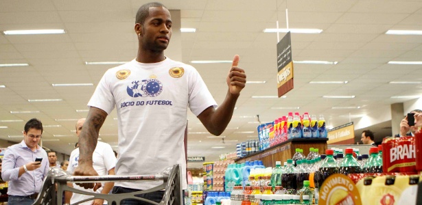 Dedé vai às compras em um supermercado durante sua apresentação pelo Cruzeiro