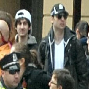Imagem divulgada pelo FBI mostra os dois suspeitos pelas explosões em Boston. O que aparece com o boné preto (à direita) foi morto, segundo a polícia