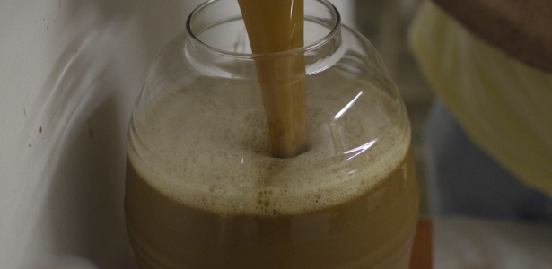 Chá ayahuasca, conhecido como Daime, é preparado em centro em Mogi das Cruzes (SP) em foto feita em 2011