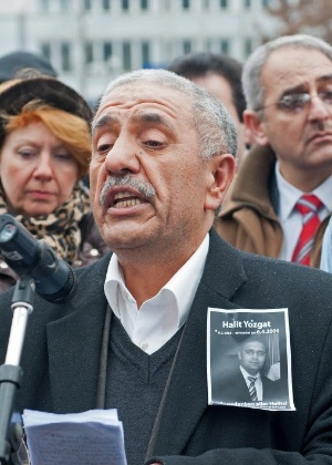 Ismail Yozgat, pai de vítima supostamente assassinada por neonazista. O jovem de 21 anos foi baleado em abril de 2006 num cibercafé em Kassel, Alemanha  