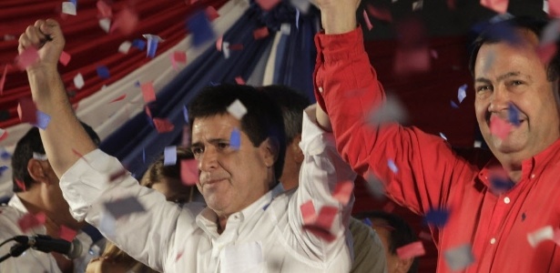 Ao lado de apoiadores, Horacio Cartes celebra, em Assunção (Paraguai), a vitória nas eleições presidenciais