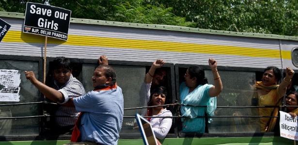 Com placas em punho e lotando um ônibus, manifestantes protestam contra o estupro de menina de 5 anos Com placas em punho e lotando um ônibus, manifestantes protestam contra o estupro de menina de 5 anos