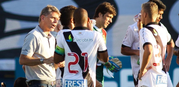 Paulo Autuori orienta os jogadores do Vasco no último jogo oficial antes do Brasileirão