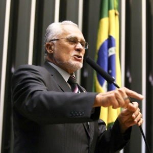 O deputado federal José Genoino (PT-SP) discursa na Câmara dos Deputados em abril deste ano