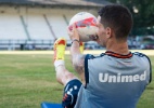 Thiago Neves deixa treino do Fluminense mais cedo após queda no gramado