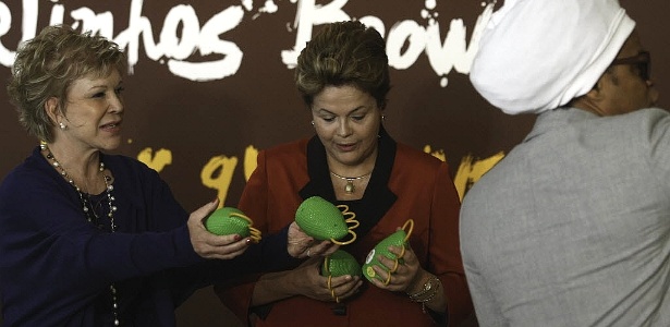 Dilma Rousseff examina a caxirola de Carlinhos Brown junto com Marta Suplicy (à esquerda)