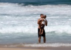 Fernanda Lima e Rodrigo Hilbert curtem praia com os filhos 