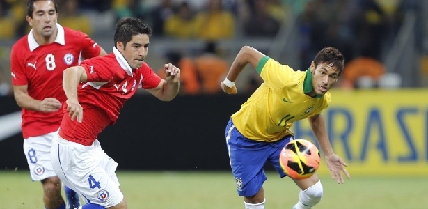 Neymar disputa a posse da bola com Cristian Álvarez no amistoso com o Chile
