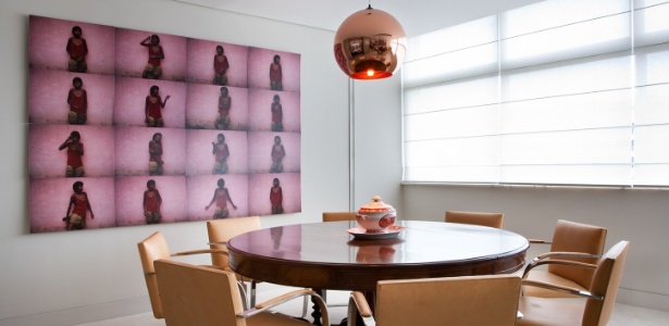 Na sala de jantar, o arquiteto Toninho Noronha optou pela mesa redonda, permitindo a livre circulação