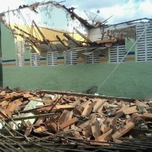 Teto de escola desabou em sala de aula em Campo Largo do Piauí em abril de 2013. No momento da queda, 15 alunos e um professor estavam no local