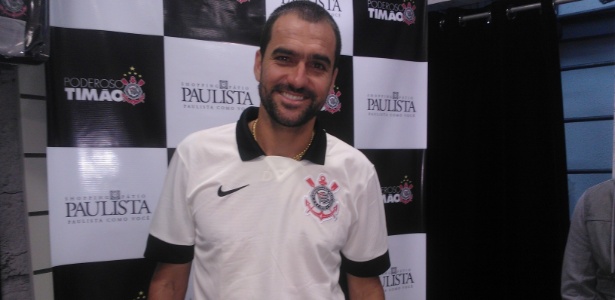 Danilo, meia do Corinthians, posa para o UOL Esporte durante noite de autógrafos