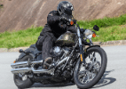 Harley-Davidson Blackline tem jeito retrô e pilotagem sofrida  (Foto: Doni Castilho/Infomoto)