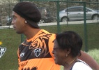 Após jogo da seleção, Ronaldinho recebe visita da mãe no CT atleticano
