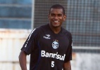 Necessidade financeira e 'pressão' aproximam saída de Fernando do Grêmio