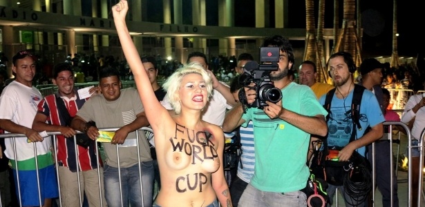 Manifestantes fazem topless em protesto contra a Copa; mulheres foram detidas por atentado ao pudor