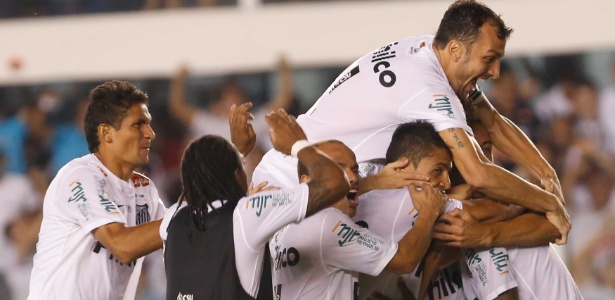 santos-celebra-vitoria-conquistada-nas-p