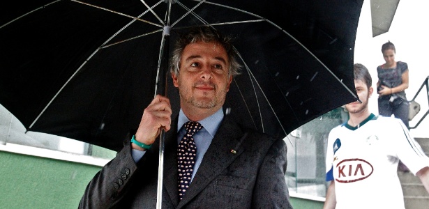 Presidente do Palmeiras, Paulo Nobre, usa guarda-chuva para fugir da água