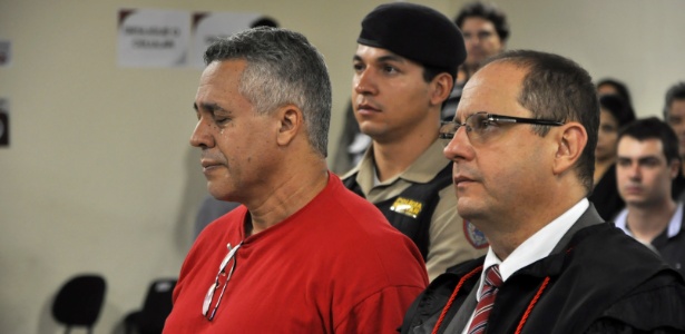 O ex-policial Marcos Aparecido dos Santos, o Bola, chora durante julgamento, em 2013