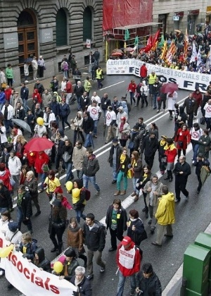 Manifestantes fazem protesto contra as medidas de austeridade do governo de Barcelona (Espanha)