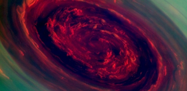 Furacão com vórtice de 2.000 quilômetros está ativo no polo Norte de Saturno, revela estudo da Nasa 