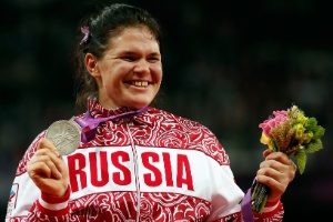  - 04ago2012---darya-pishchalnikova-comemora-conquista-da-medalha-de-prata-no-arremesso-do-disco-nos-jogos-olimpicos-de-londres-1367320850384_300x200
