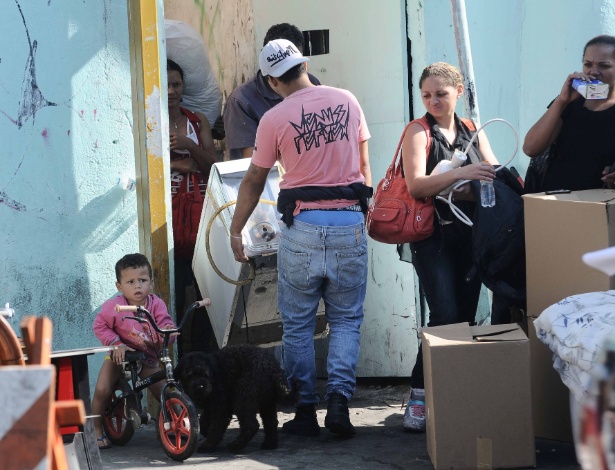  - 30abr2013---a-policia-militar-acompanha-a-reintegracao-de-posse-de-um-imovel-ocupado-por-pelo-menos-cinquenta-familias-na-rua-joao-alfredo-no-bairro-de-santo-amaro-na-zona-sul-de-sao-paulo-1367332355710_615x470