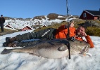 Homem pesca bacalhau gigante de 1,60 m e 47 kg!  (Foto: Soroya Havfiskesenter/AFP)