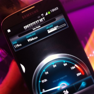 Smarpthone Samsung rodando teste de conexão de rede 4G da Vivo; velocidade chegou a quase 10 Mbps (Megabits por segundo), dez vezes a velocidade convencional do 3G