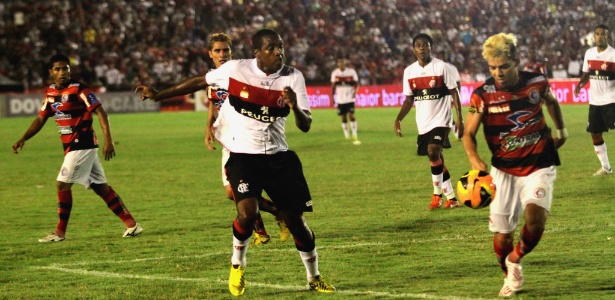 Autor de dois gols, Renato Abreu (c) aperta marcação sobre o Campinense nesta quarta