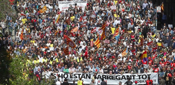 Milhares se reúnem nas ruas de Barcelona (Espanha) em protesto contra o desemprego no Dia Internacional do Trabalho