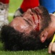 Lateral do Fener leva chute no rosto e deixa jogo da Liga Europa em ambul&acirc;ncia
