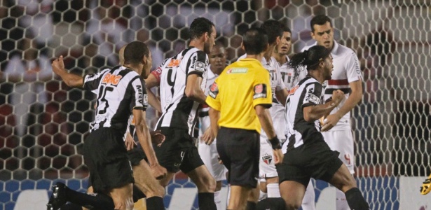 Ronaldinho Gaúcho comemora primeiro gol do Atlético-MG contra o São Paulo pelas oitavas da Libertadores de 2013