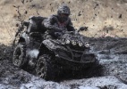 Russos se divertem em competição off-road em pântano  (Foto: Reuters)