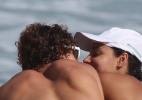 Débora Nascimento e José Loreto namoram em praia do Rio 