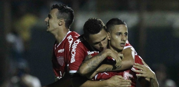 Roni é abraçado por colegas após fazer o gol na semifinal contra o Santos
