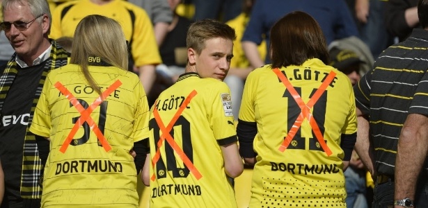  Torcedores do Borussia Dortmund marcam a camisa de Mario Goetze com um X