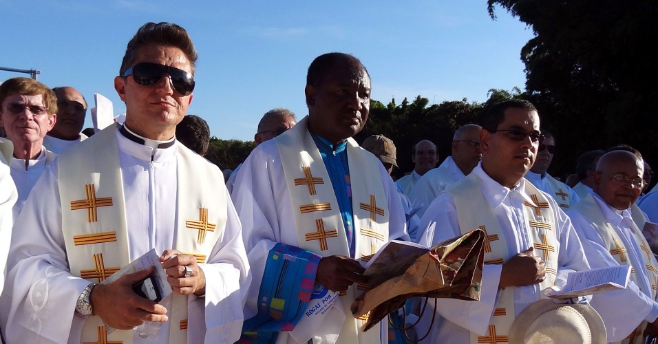  - 4mai2013---religisos-participam-da-cerimonia-de-beatificacao-de-nha-chica-em-baependi-mg-neste-sabado-no-santuario-nossa-senhora-da-conceicao-onde-estao-os-restos-mortais-de-francisca-paula-jesus-1367700149679_956x500