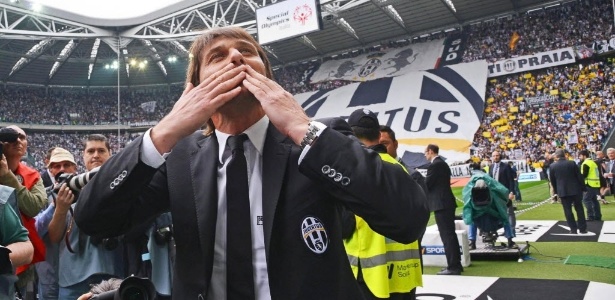 Antonio Conte, treinador do Juventus, manda beijos para torcida antes da partida