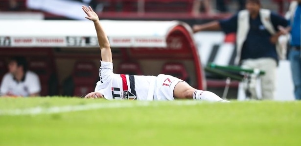 05mai2013---atacante-osvaldo-fica-caido-