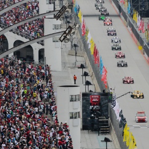 Carros ficam enfileirados durante prova da São Paulo Indy 300