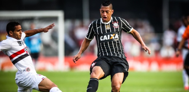 Douglas, coringa de Ney, e Ralf, símbolo de padrão de Tite, disputam a bola 