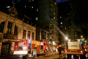 Bombeiros trabalham para apagar o fogo na boate Cabaret Voltaire, em Porto Alegre