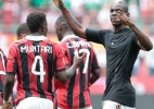 Volante do Milan rouba cartão da mão do árbitro e brinca com Balotelli