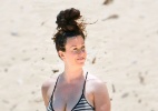 Alanis Morissette curte praia com o filho no Havaí 