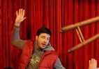 Comediantes e tropa de choque se enfrentam em SP para clipe de Danilo Gentili  (Foto: Junior Lago/UOL)