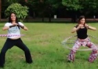 UOL Ginástica em Casa: aula com bambolê para iniciantes é divertida e queima calorias  (Foto: Reprodução/UOL)