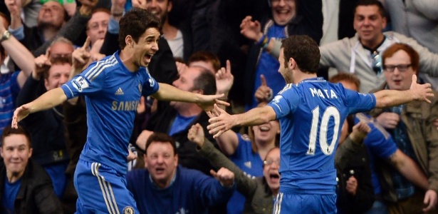 Oscar comemora seu gol com Juan Mata na partida do Chelsea contra o Tottenham