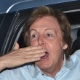 Paul McCartney acena para fãs ao sair de resort em Fortaleza - Divulgação